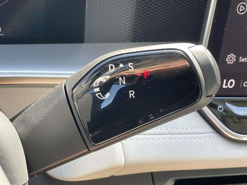 New 2026 Volkswagen Tiguan SE FWD image 21