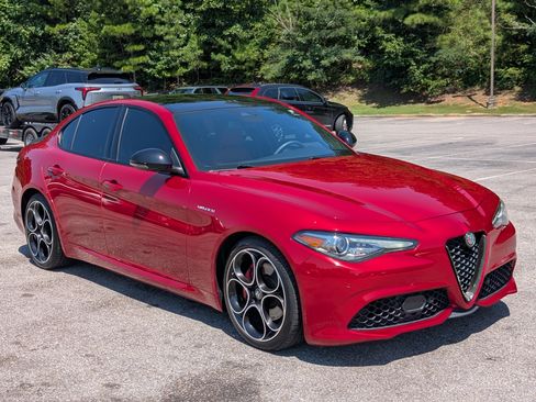 Used 2022 Alfa Romeo Giulia Veloce RWD image 11