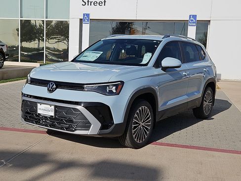 New 2027 Volkswagen Taos SE FWD image 4