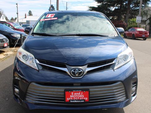 Used 2019 Toyota Sienna XLE w/ XLE Navigation Package image 2