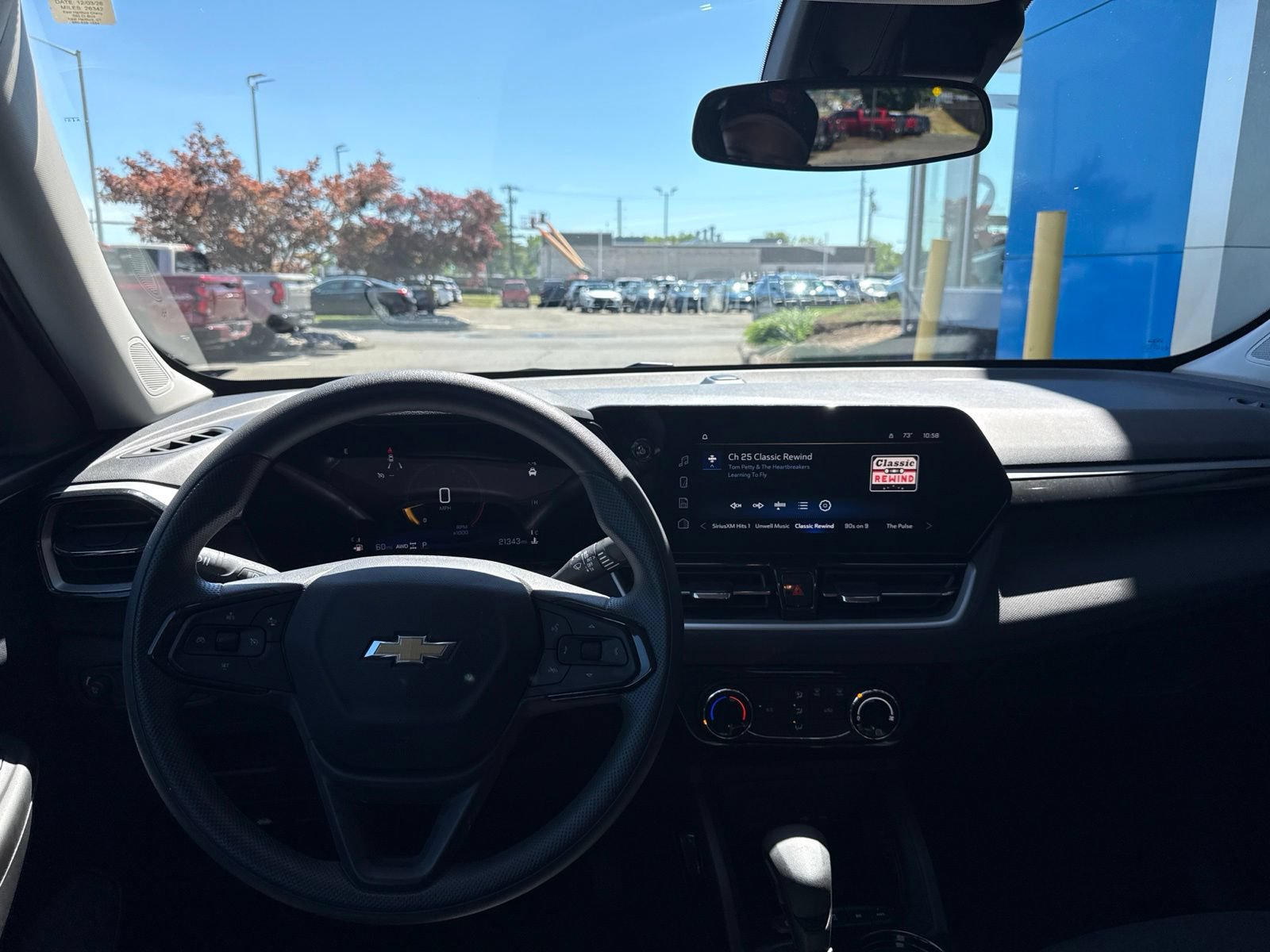 Used 2025 Chevrolet TrailBlazer LT AWD/4WD image 2