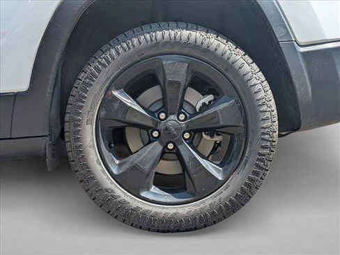 Used 2021 Jeep Cherokee Latitude Plus AWD/4WD image 9