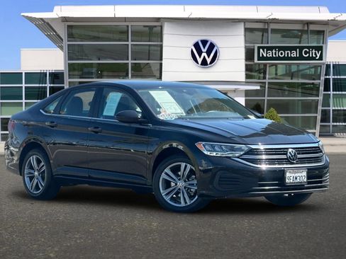Used 2023 Volkswagen Jetta SE FWD image 2