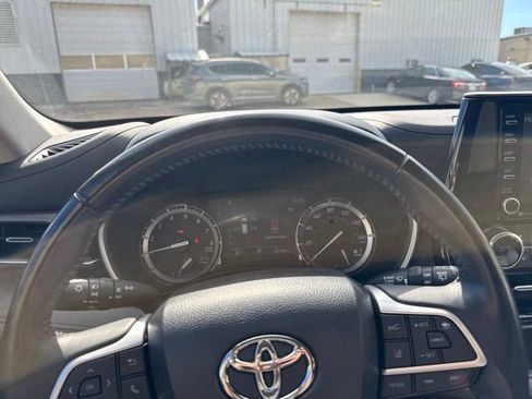 Used 2022 Toyota Highlander XLE FWD image 22