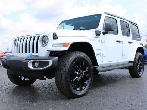 Used 2023 Jeep Wrangler Unlimited Sahara w/ Cold Weather Group AWD/4WD image 14