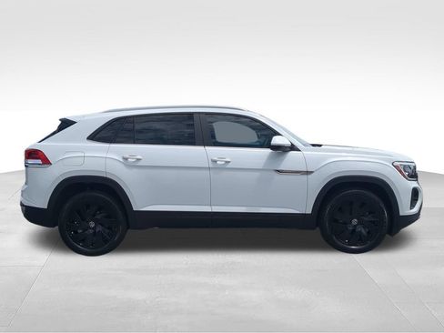 Used 2024 Volkswagen Atlas Cross Sport SE w/ Panoramic Sunroof Package FWD image 3