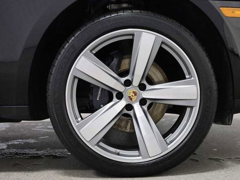 Certified 2024 Porsche Macan image 12
