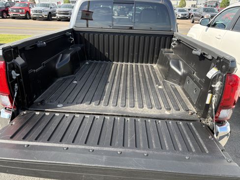 Certified 2022 Toyota Tacoma SR5 AWD/4WD image 8