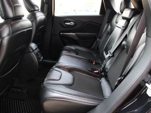 Used 2019 Jeep Cherokee Latitude Plus w/ Cold Weather Group AWD/4WD image 38