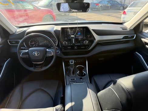 Used 2020 Toyota Highlander XLE image 31