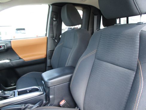 Used 2017 Toyota Tacoma SR5 RWD image 24