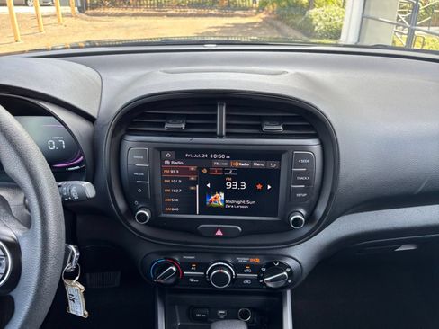 Used 2025 Kia Soul LX w/ LX Technology Package FWD image 17