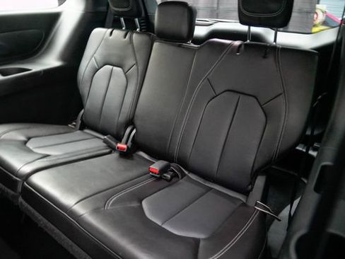 Used 2025 Chrysler Pacifica Select image 17