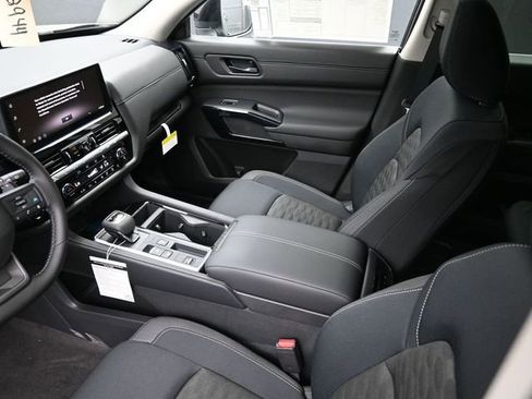 New 2026 Nissan Pathfinder SV w/ SV Premium Package FWD image 16