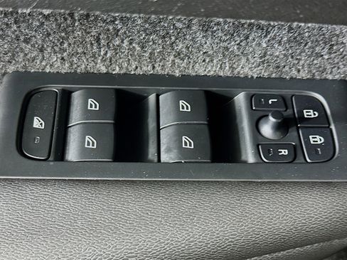 Used 2024 Volvo XC40 B5 Plus w/ Climate Package image 15