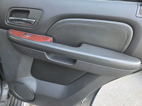 Used 2007 Cadillac Escalade AWD w/ Information Package image 12