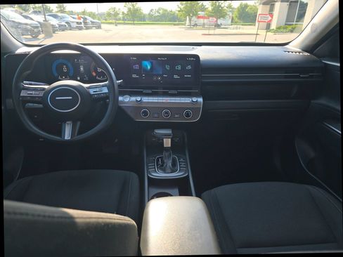 Used 2025 Hyundai Kona SE FWD image 11