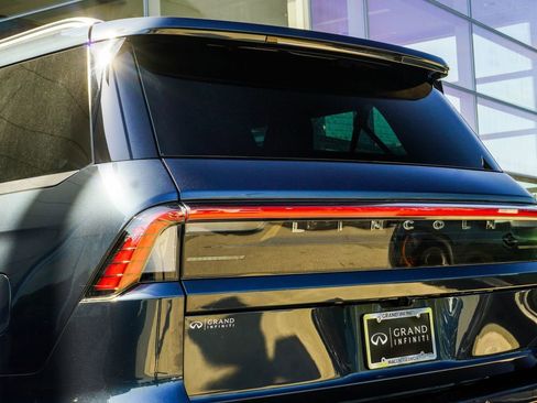 Used 2025 Lincoln Navigator L Reserve AWD/4WD image 12