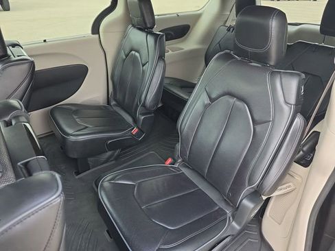 Used 2018 Chrysler Pacifica Limited w/ Tire & Wheel Group FWD image 28