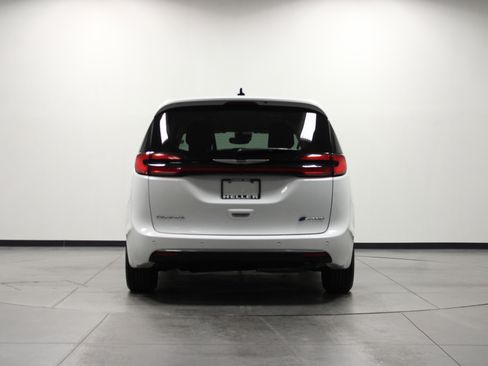 Used 2024 Chrysler Pacifica Select FWD image 5