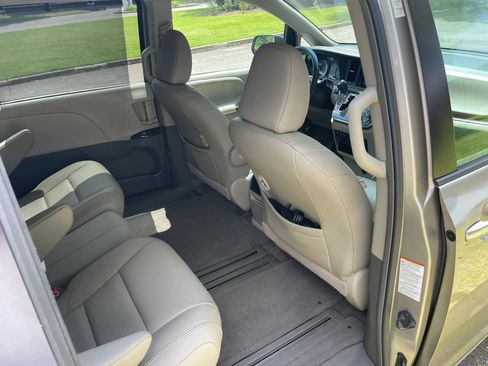 Used 2015 Toyota Sienna XLE w/ XLE Navigation Package FWD image 11