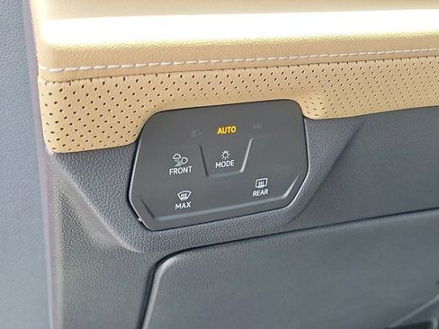 Certified 2024 Volkswagen Atlas Cross Sport SE w/ Panoramic Sunroof Package AWD/4WD image 18