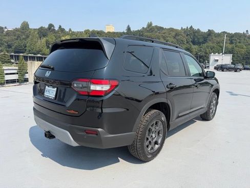 Certified 2025 Honda Pilot TrailSport image 7
