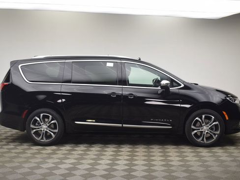 New 2026 Chrysler Pacifica Pinnacle w/ Trailer Tow Group AWD/4WD image 4