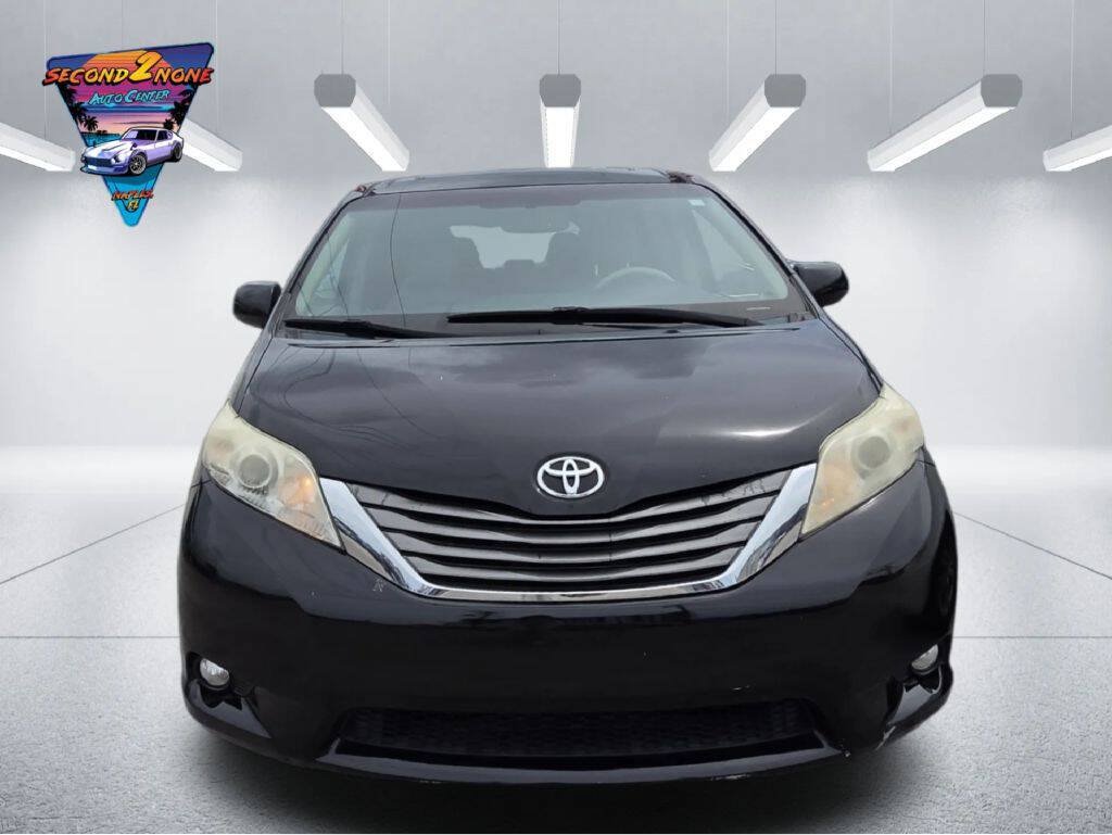 Used 2014 Toyota Sienna XLE FWD image 2