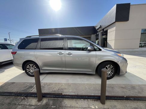 Used 2018 Toyota Sienna XLE image 2