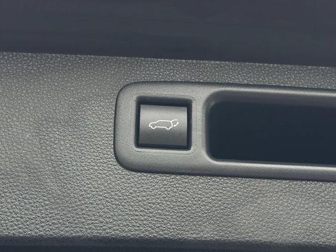 Used 2023 Toyota Highlander XLE AWD/4WD image 7