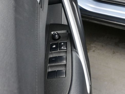 Used 2022 Toyota Corolla Cross XLE image 10