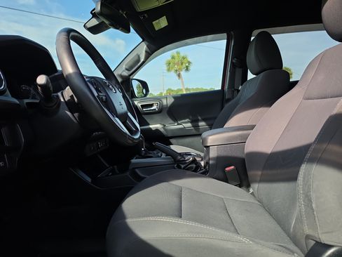 Used 2018 Toyota Tacoma TRD Sport RWD image 16
