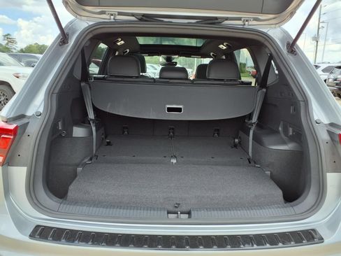 Used 2023 Volkswagen Tiguan SE R-Line FWD image 8