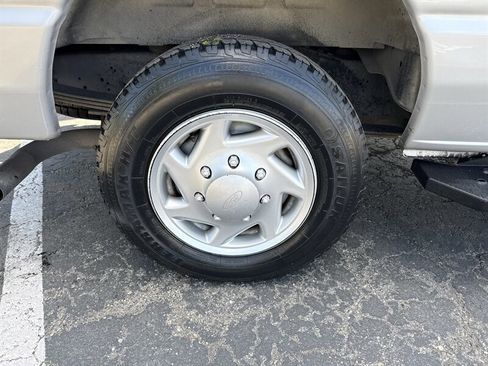 Used 2011 Ford E-350 and Econoline 350 XLT image 11