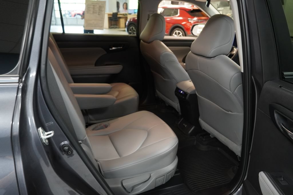 Used 2024 Toyota Highlander XLE AWD/4WD image 23
