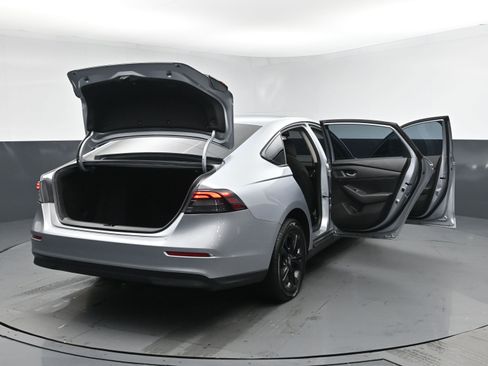 Used 2025 Honda Accord SE image 29