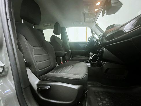 Used 2021 Jeep Renegade Latitude AWD/4WD image 16