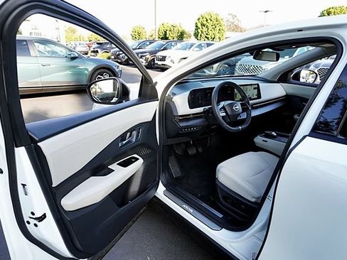 Used 2024 Nissan Ariya AWD image 38