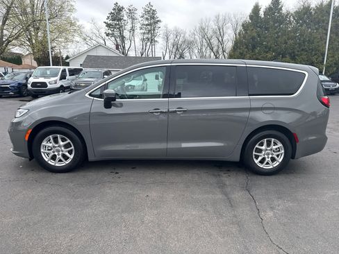 Used 2023 Chrysler Pacifica Touring-L image 6