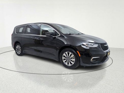 Used 2023 Chrysler Pacifica Touring-L image 1