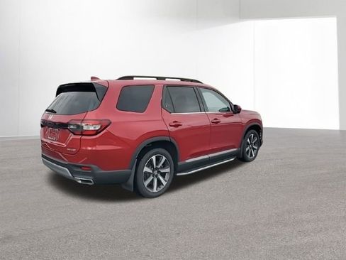 Used 2025 Honda Pilot Touring image 9
