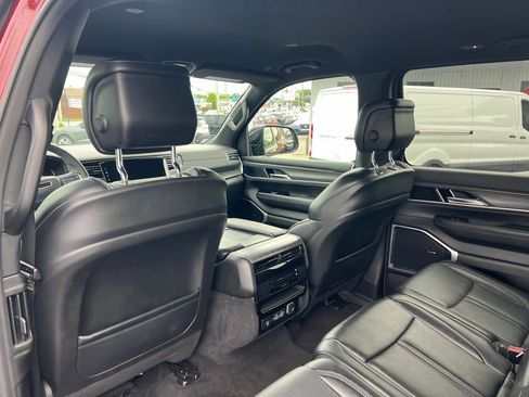 Used 2024 Jeep Wagoneer L Series II w/ Flexible Seating Group AWD/4WD image 17