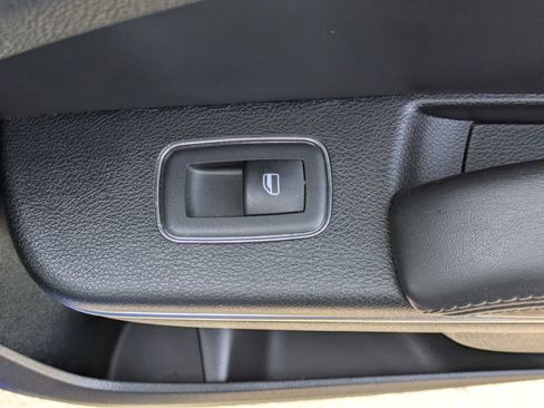 Used 2018 Chrysler 300 Limited w/ Safetytec Plus Group image 32