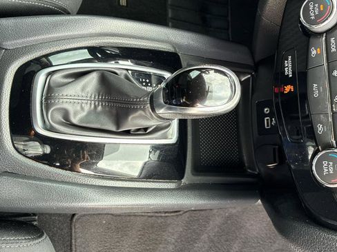 Used 2018 Nissan Rogue SV w/ Premium Package FWD image 40