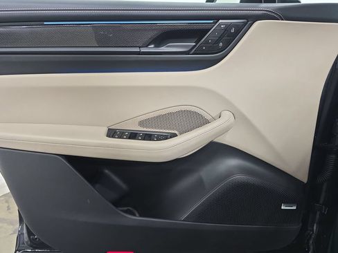 Certified 2025 Porsche Macan Turbo Electric AWD/4WD image 22