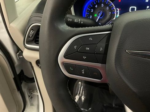 Used 2023 Chrysler Pacifica Limited FWD image 12