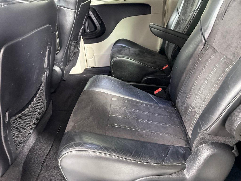 Used 2014 Chrysler Town & Country Touring-L FWD image 16