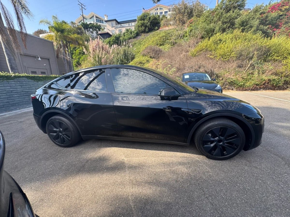 Used 2025 Tesla Model Y Long Range RWD image 9