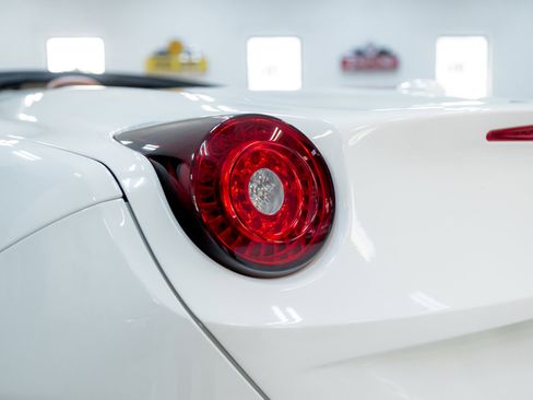 Used 2016 Ferrari California T image 31